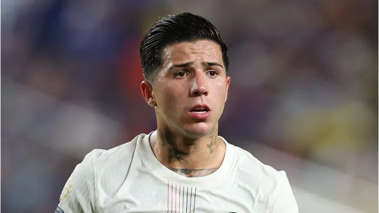 Com temperaturas acima dos 38 °C em algumas sedes, atletas como Enzo Fernandez relataram episódios de exaustão, enquanto treinadores criticaram os horários das partidas. (Photo by Francois Nel/Getty Images)