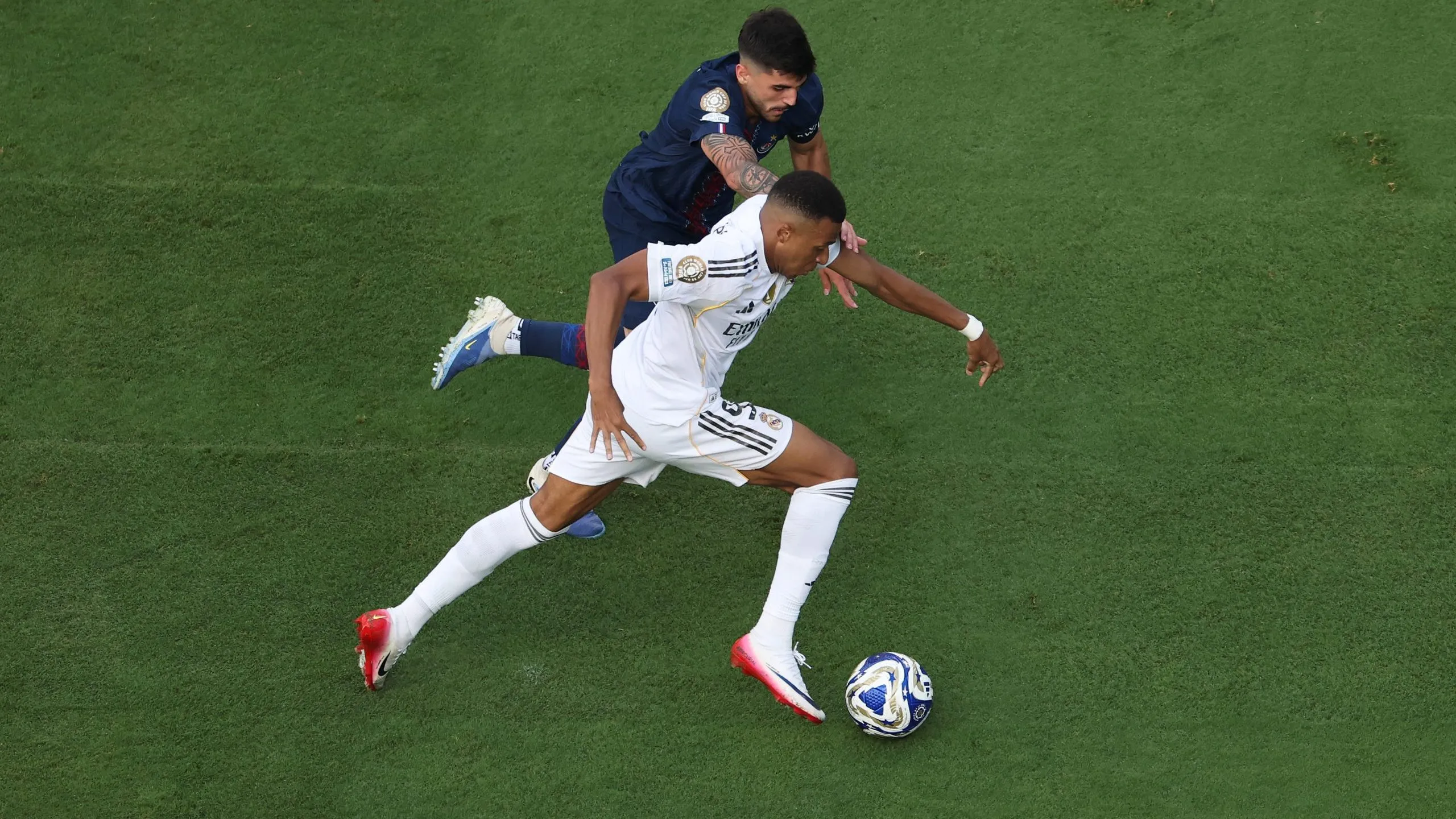 Beraldo marcando Mbappé em PSG x Real Madrid. Foto: Luke Hales/Getty Images