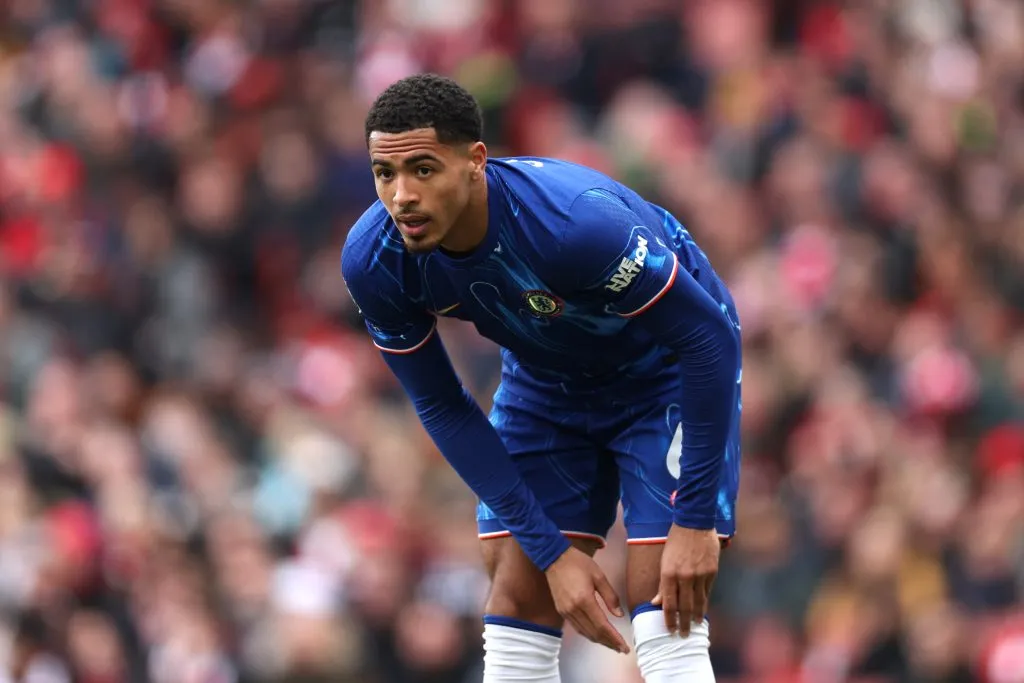 Levi Colwill em campo pelo Chelsea (Photo by Alex Pantling/Getty Images)