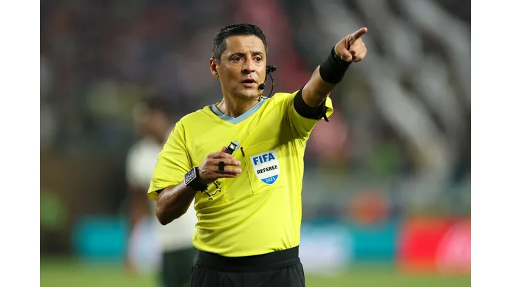 Alireza Faghani apita PSG x Chelsea e coleciona finais no currículo