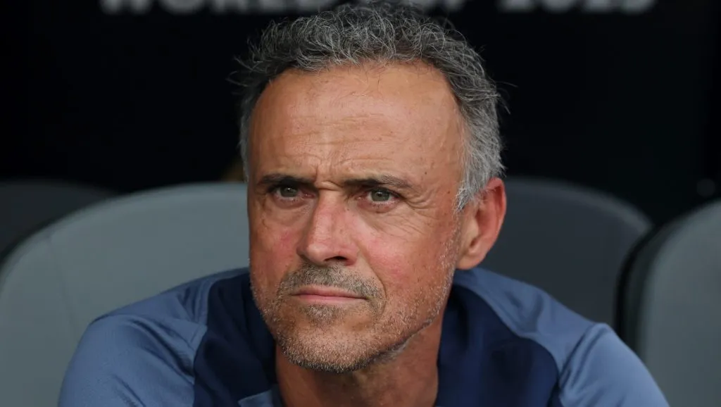 Luis enrique, com a camisa cinza do psg