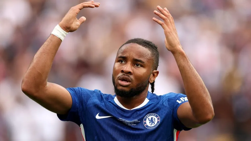Nkunku, em campo, com a camisa azul do Chelsea 
