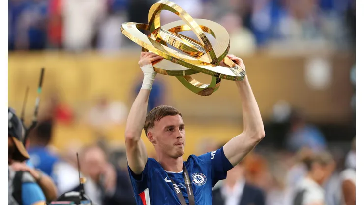 Cole Palmer, atacante do Chelsea, comemorando o título do Mundial de Clubes. Foto: Luke Hales/Getty Images