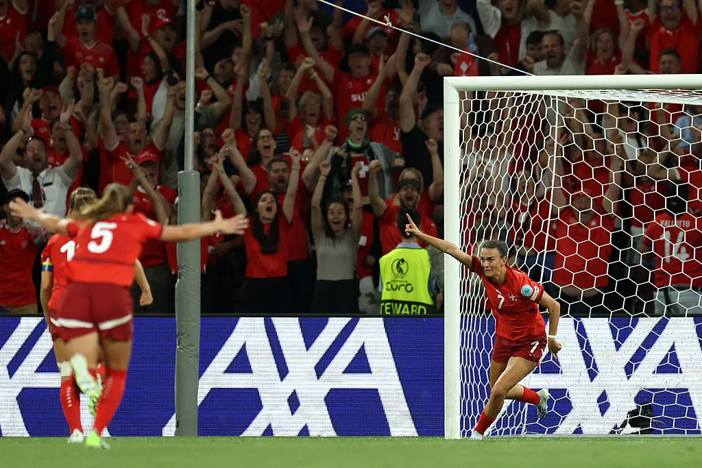 Xhemaili comemora o gol da classificação da Suíça (Photo by Alexander Hassenstein/Getty Images)