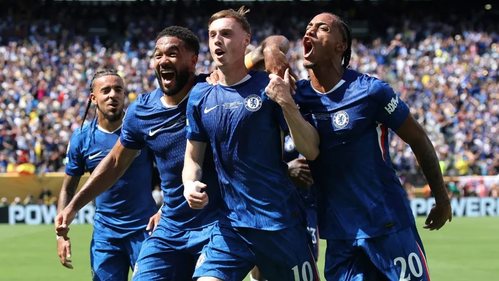 Cole Palmer comemorando gol com jogadores do Chelsea. Foto: Alex Grimm/Getty Images