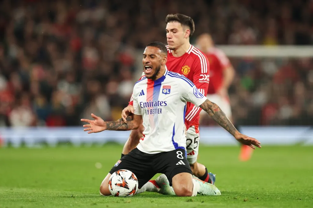 Tolisso e Ugarte no jogo entre Manchester United x Lyon (Carl Recine/Getty Images)