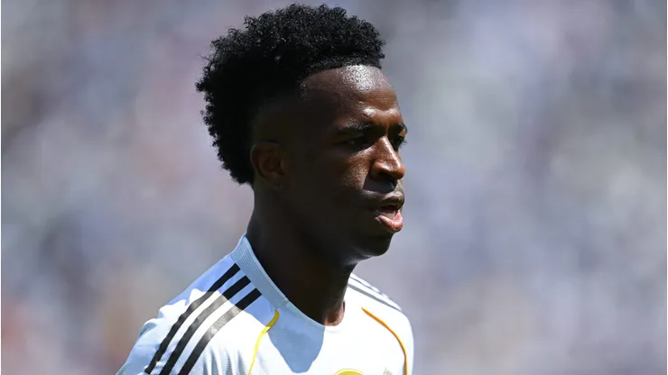 Vinicius Júnior e Real Madrid negociam renovação de contrato.