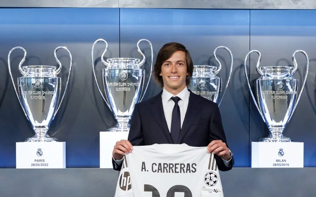 Álvaro Carreras segura camisa do Real Madrid