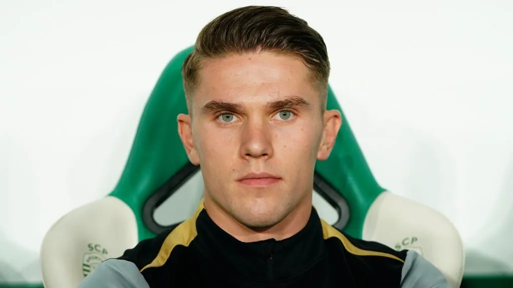 Gyokeres, no banco de reservas, com a jaqueta cinza a verde