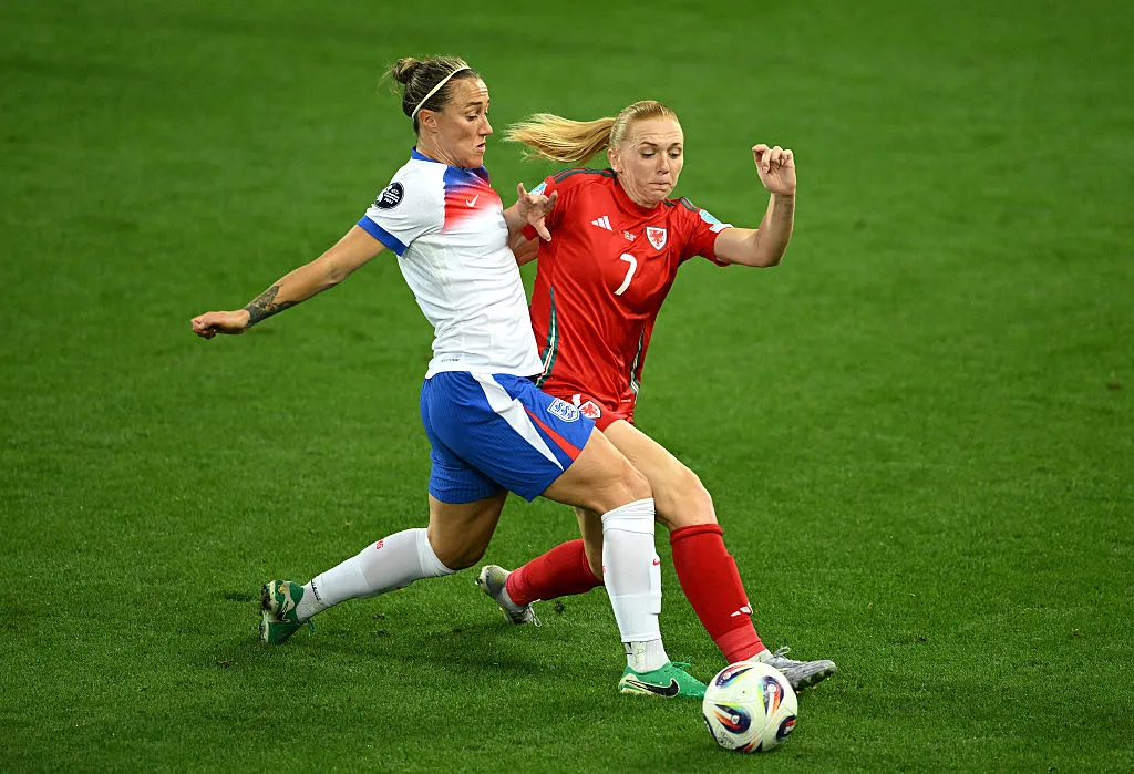 Lucy Bronze em partida da Inglaterra na Eurocopa Feminina (Photo by Matthias Hangst/Getty Images)