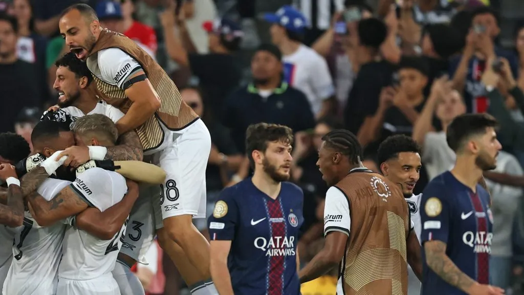 PASADENA, CALIFORNIA – JUNE 19: Players of Botafogo celebrate after the team’s victory in the FIFA Club World Cup 2025 group B match between Paris Saint-Germain FC and Botafogo FR at Rose Bowl Stadium on June 19, 2025 in Pasadena, California. (Photo by Harry How/Getty Images)