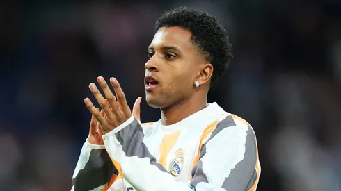 Apesar de especulações envolvendo clubes da Premier League, Rodrygo mantém firme sua decisão de seguir no Real Madrid até 2028. (Photo by Angel Martinez/Getty Images)