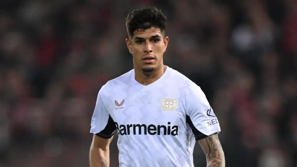 Piero Hincapié em partida pelo Bayer Leverkusen (Photo by Stuart Franklin/Getty Images)