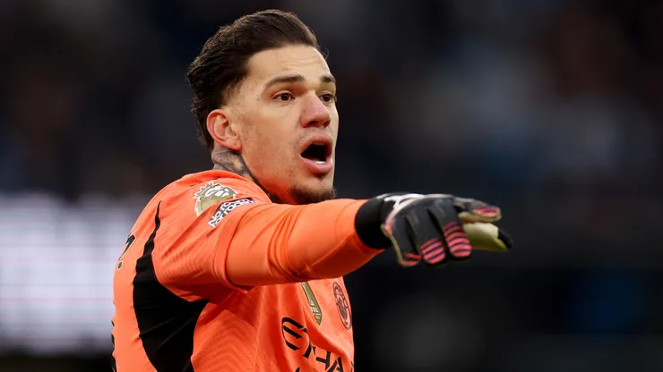 Goleiro Ederson em partida do Manchester City