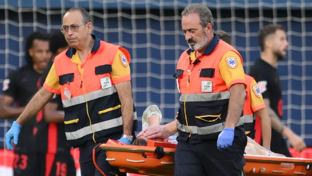 Após novas dores nas costas e a possibilidade de uma segunda cirurgia, o goleiro alemão vive um momento de indefinição, agravado pela recente perda da titularidade para Joan García.  (Photo by David Ramos/Getty Images)