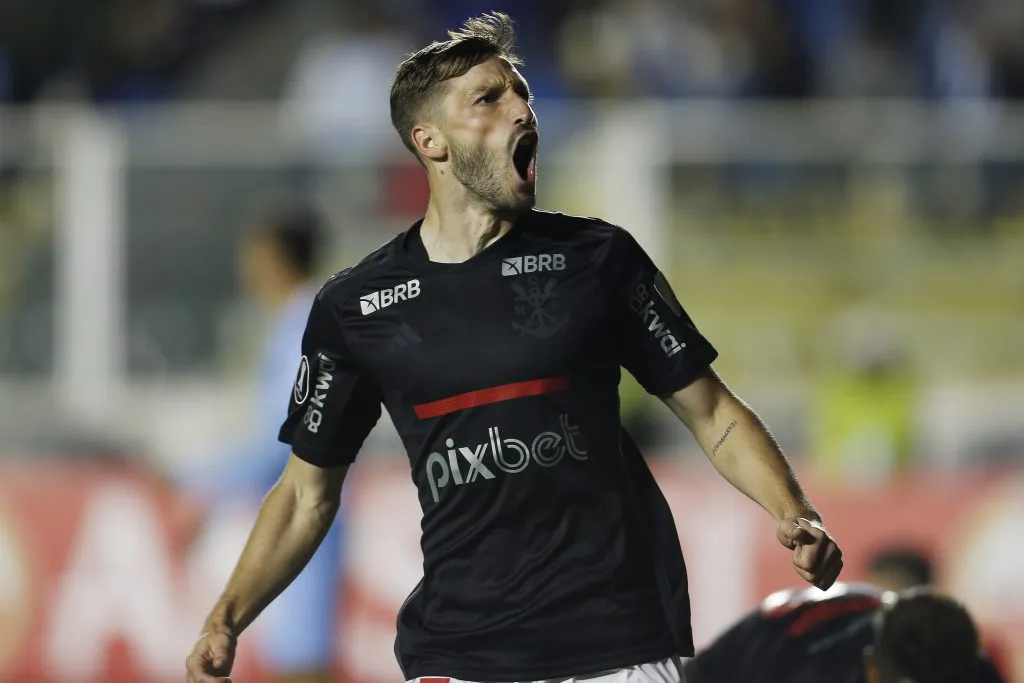A dúvida ainda é se Viña deve ser titular contra o Bayer Leverkusen, já que ele ficou um tempo fora dos gramados, segundo o GE.  (Photo by Gaston Brito Miserocchi/Getty Images)