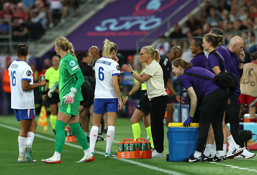 Sarina Wiegman conversando com as jogadoras da Inglaterra (Photo by Eddie Keogh/Getty Images)