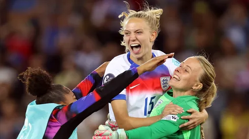 Hannah Hampton, goleira da Inglaterra, fala sobre o apoio da torcida no duelo contra a Suécia (Photo by Charlotte Wilson/Getty Images)