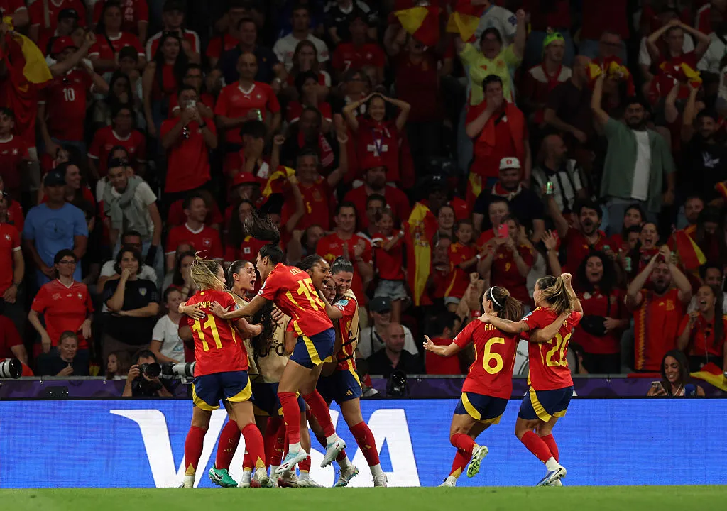 Jogadoras da Espanha comemoram o primeiro gol contra a Suíça (Photo by Eddie Keogh/Getty Images)