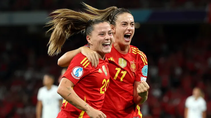 Com gols de Athenea del Castillo e Claudia Pina, Espanha vence a Suíça (Photo by Alexander Hassenstein/Getty Images)