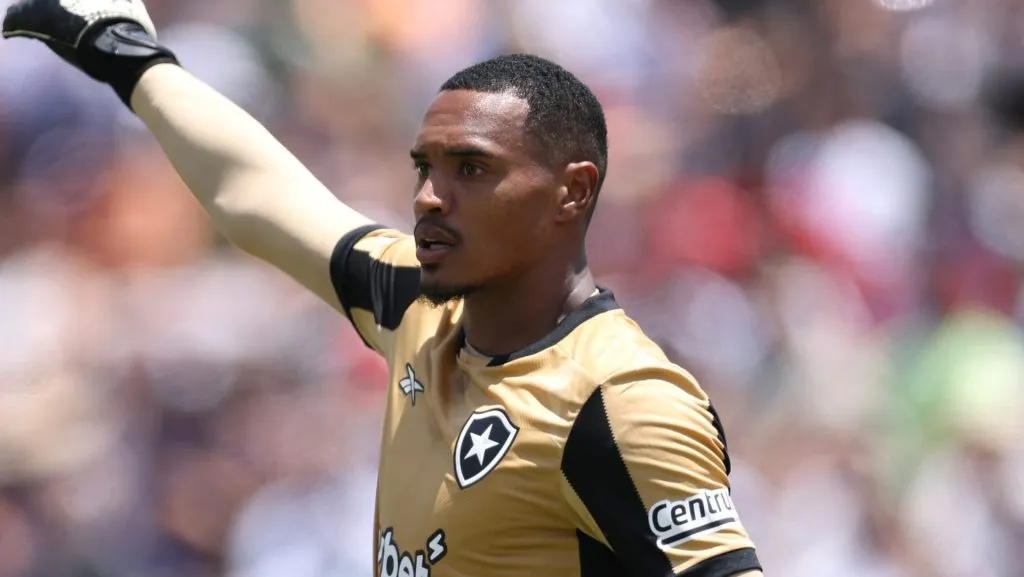 John pelo Botafogo. Ele é alvo do Manchester United