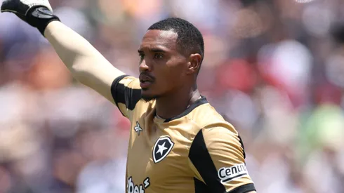 John pode trocar o Botafogo pelo Nottingham Forest após quase assinar com o West Ham (Photo by Stu Forster/Getty Images)