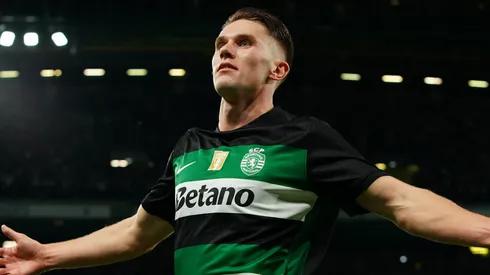 Gabriel Magalhães, do Arsenal, se impressiona com Viktor Gyökeres. (Gualter Fatia/Getty Images)