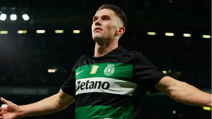Gabriel Magalhães, do Arsenal, se impressiona com Viktor Gyökeres. (Gualter Fatia/Getty Images)