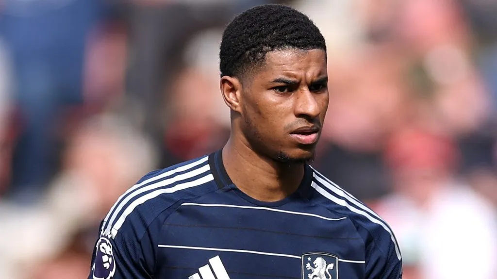 Marcus Rashford, com a camisa azul e branca do Aston Villa