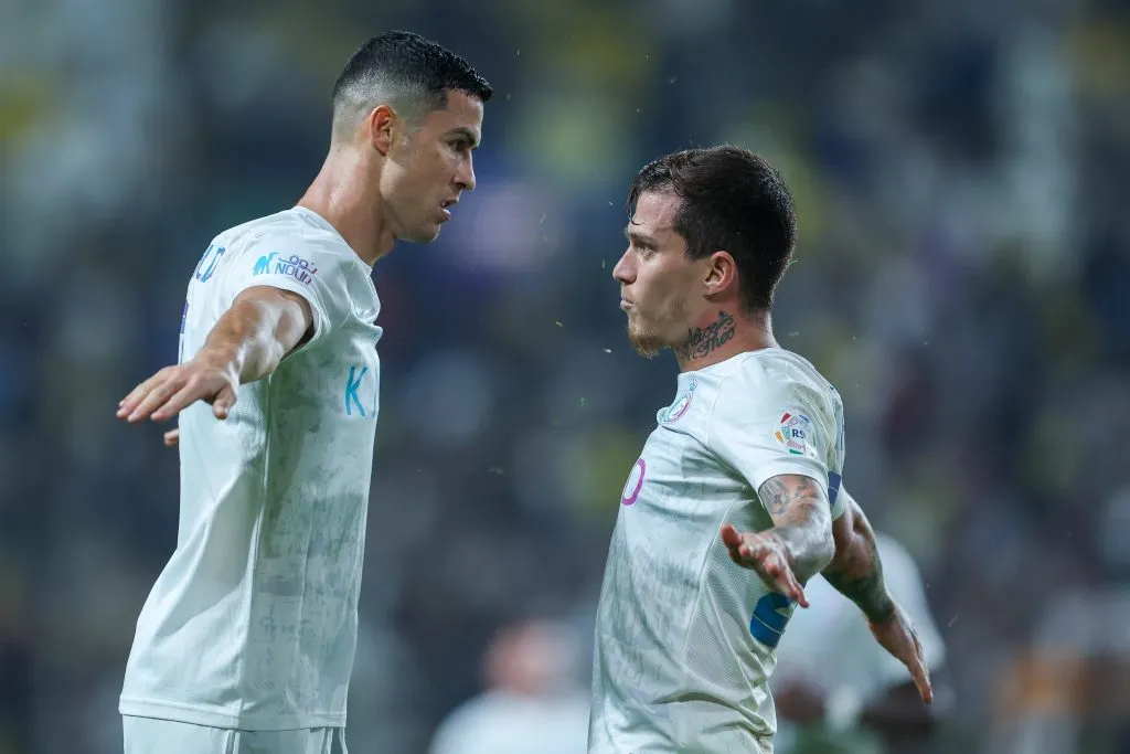 Cristiano Ronaldo com Otavio, de camisa branca do Al Nassr, em campo