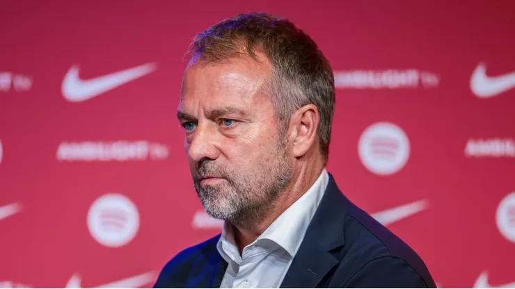 Hansi Flick pede para o Barcelona contratar novo lateral.
