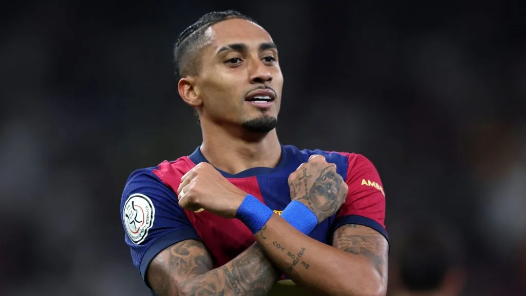 Raphinha, jogador do Barcelona, com a camisa vinho e azul