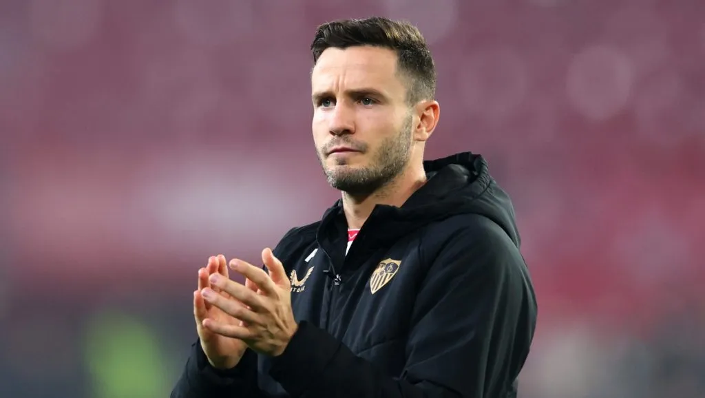 Saúl Ñiguez, em campo, com a jaqueta preta