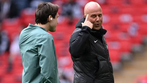 Chiesa e Arne Slot juntos no Liverpool