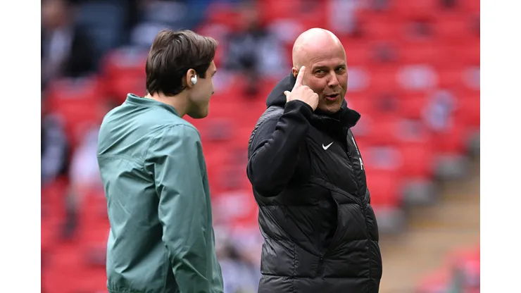 Chiesa e Arne Slot juntos no Liverpool