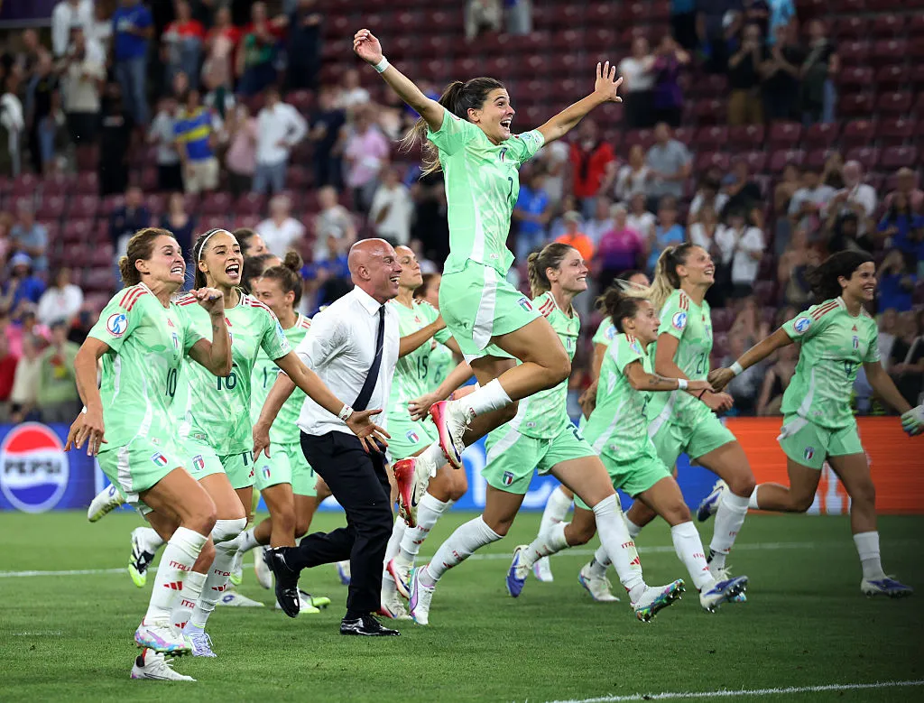 Jogadoras da Itália comemoram a classificação para a semifinal da Eurocopa Feminina (Photo by Charlotte Wilson/Getty Images)
