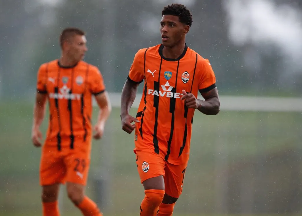 Vinicius Tobias em campo pelo Shakhtar (Photo by Timothy Rogers/Getty Images)