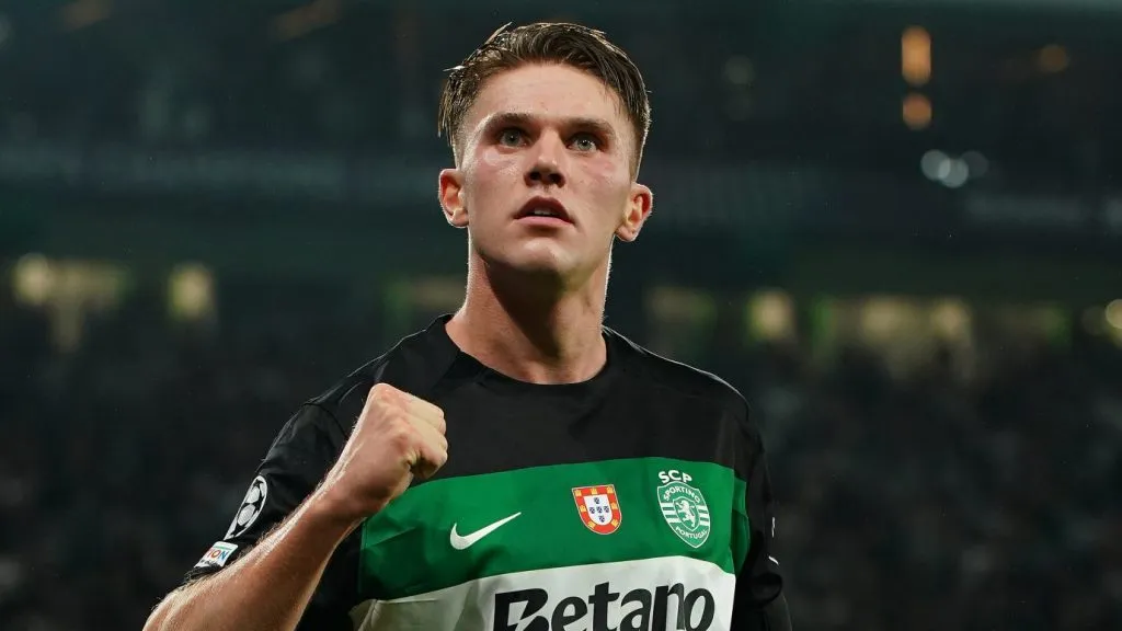 Gyokeres, com a camisa preta e verde do Sporting