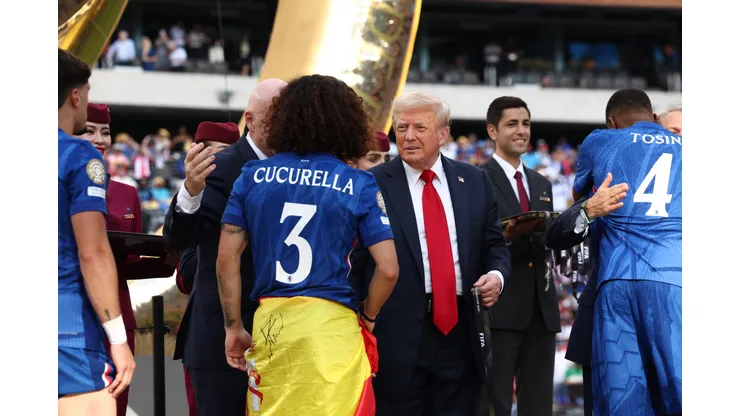 Cucurella próximo de Trum na entrega do título do Mundial ao Chelsea