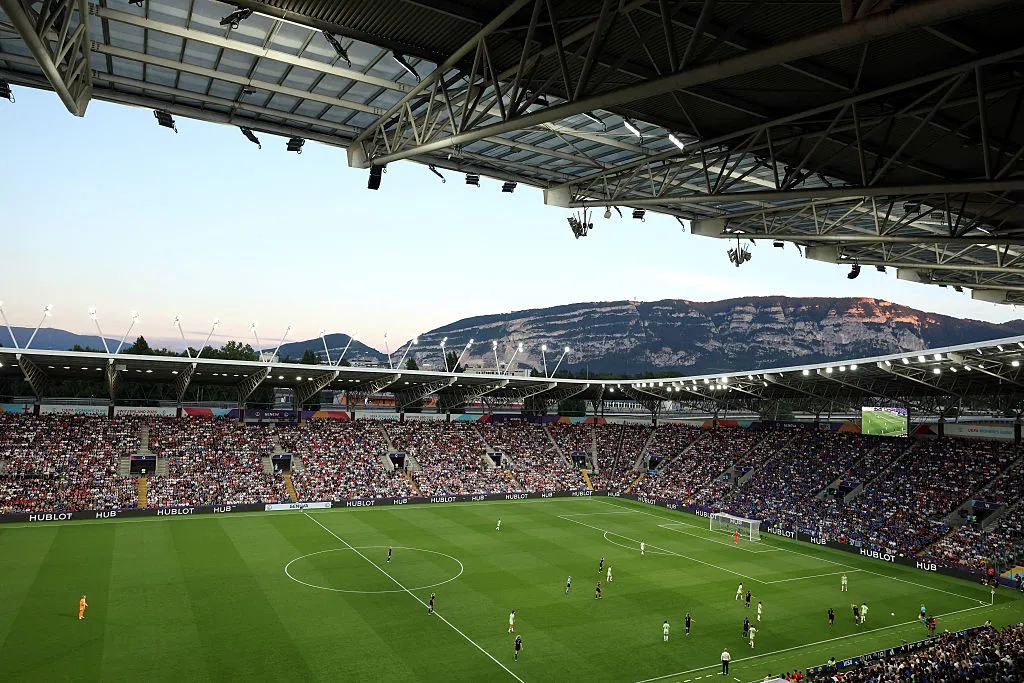 Stade de Geneve lotado durante a partida entre Inglaterra x Itália (Photo by Alexander Hassenstein/Getty Images)