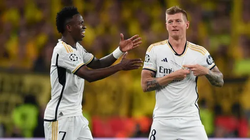 LONDON, ENGLAND – JUNE 01: Toni Kroos of Real Madrid points to the club badge as he celebrates with Vinicius Junior during the UEFA Champions League 2023/24 Final match between Borussia Dortmund and Real Madrid CF at Wembley Stadium on June 01, 2024 in London, England. (Photo by Justin Setterfield/Getty Images)