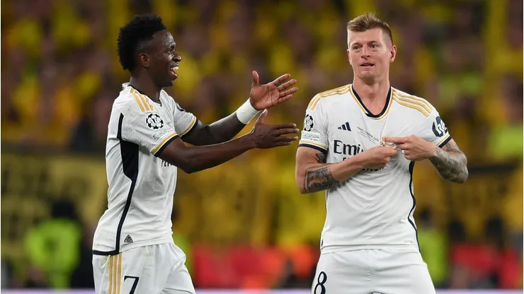 LONDON, ENGLAND - JUNE 01: Toni Kroos of Real Madrid points to the club badge as he celebrates with Vinicius Junior during the UEFA Champions League 2023/24 Final match between Borussia Dortmund and Real Madrid CF at Wembley Stadium on June 01, 2024 in London, England. (Photo by Justin Setterfield/Getty Images)