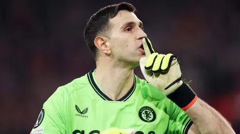 Dibu Martínez seguirá no Aston Villa - Photo by Alex Pantling/Getty Images