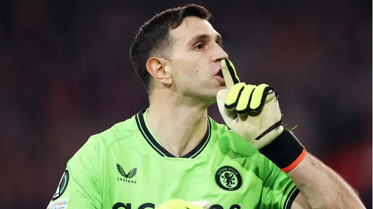 Dibu Martínez seguirá no Aston Villa - Photo by Alex Pantling/Getty Images