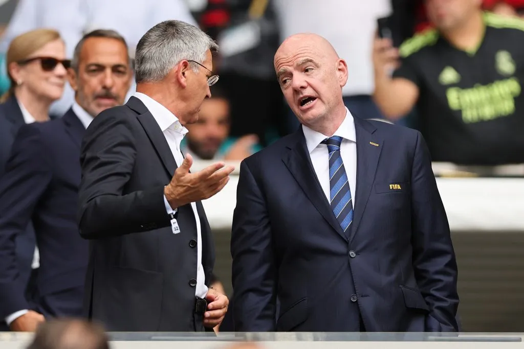 Jan-Christian Dreesen ao lado do presidente da Fifa, Gianni Infantino. (Photo by Michael Reaves/Getty Images)