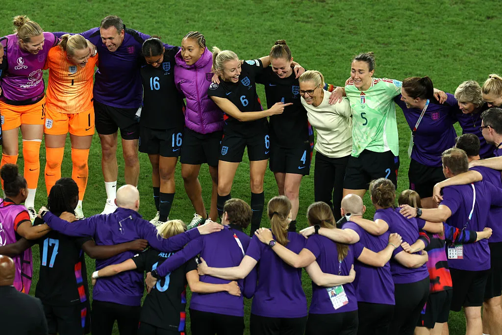 Sarina Wiegman ao lado das jogadoras da Inglaterra (Photo by Alexander Hassenstein/Getty Images)