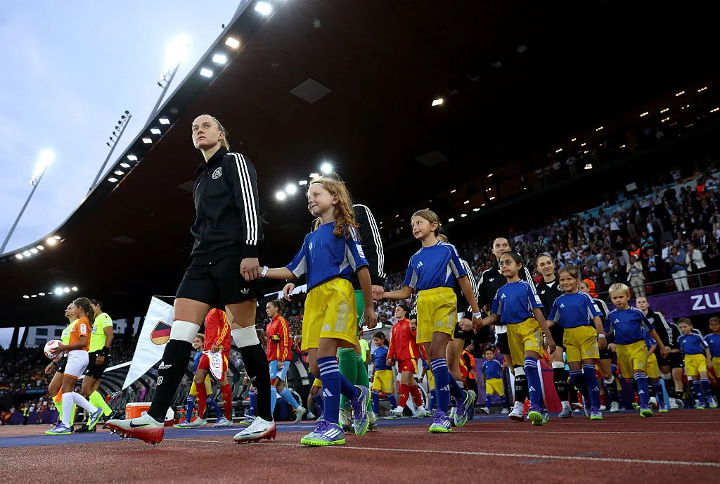 Jogadoras de Espanha e Alemanha antes da partida (Photo by Alexander Hassenstein/Getty Images)