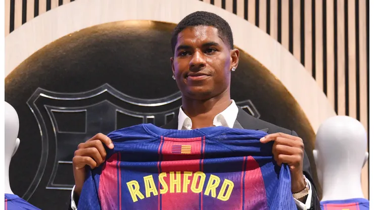 Após superar um imprevisto financeiro que quase cancelou sua viagem, o Barcelona embarcou para a Ásia com 30 jogadores, entre veteranos, reforços de destaque e promessas da base. (Photo by David Ramos/Getty Images)