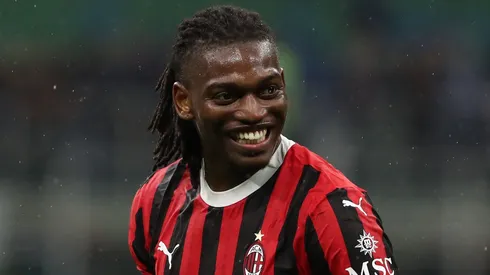 Rafael Leão em campo com o Milan. Foto: Marco Luzzani/Getty Images