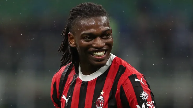 Rafael Leão em campo com o Milan. Foto: Marco Luzzani/Getty Images